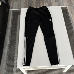 Svarta adidas byxor - Ett par svarta Adidasbyxor i storlek XS säljer de för att de är för små för mig