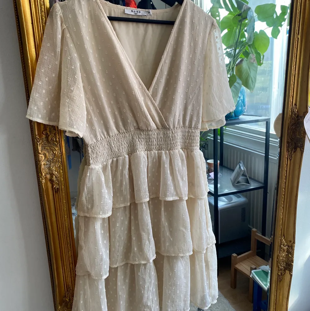 En beige volangklänning från NA-KD. Aldrig använd eftersom den är för stor. Storlek 34(xs).. Klänningar.