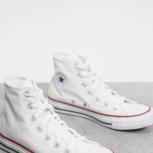 Säljer mina vita höga converse pågrund av fel storlek. Skorna är i storlek 38 men passa även 39. Perfekta och snygga skor nu till våren och sommaren. Skorna är i bra skick men har dock lite slitningar på framdelen men bara använda ett par gånger.