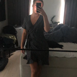 Vero Moda  - Prickig kläning från vero Moda, aldrig använd. Helt nytt skick nypris 600 kronor, skriv via intresse. Via Snabb affär kan priset sänkas  💕💕💕