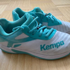 Handbollsskor - Handbollskor i strl 37 Använda en termin endast inomhus  Är i väldigt bra skick 