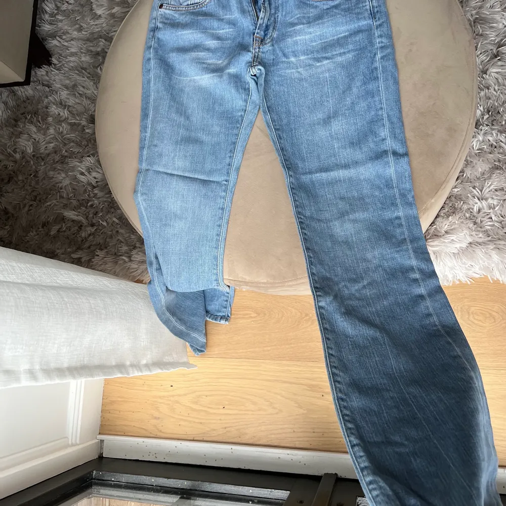 Säljer dessa jeans som har fina detaljer på fickorna! Inga defekter och använda sparsamt! Skulle säga att dom sitter lite straight/flare så najs! (Kommer inte kunna skicka bild hur dom ser ut på pga att dom inte passar) KÖP DITEKT FÖR: 350kr. Jeans & Byxor.