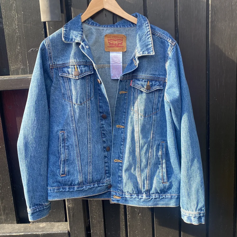 Levis Jeansjacka i mycket bra skick, perfekt som lätt skaljacka på tidig höst och vår! Pris:400 (originalpris: 1100kr). Jackor.