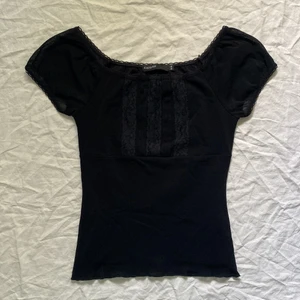 y2k milkmaid topp - intressekoll!! säljer enbart vid bra bud. BUD PÅ 180 + frakt just nu. mesh milkmaid topp från kappahl. med spets (kolla bild 2) för tydligare bild. Har ett minimalt lagat hål där bak som knappt märks av.  Köparen står för frakt. ❤️ ANVÄND EJ KÖP DIREKT!! 