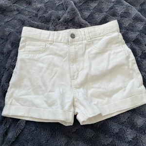 H&M shorts - Jätte fina vita short men kommer aldrig till användning i 158