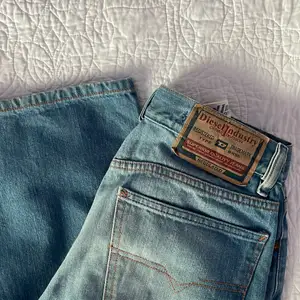 Lågmidjade vintage jeans från diesel i ”size 30” vilket sitter som jeans i storlek 34/36 enligt mig.  Midjemått 40 cm strax ovanför höfterna. Lagom längd för mig som är 167-168.  Bra kavlite, inga hål osv någonstans