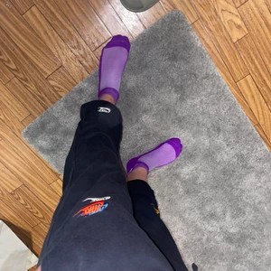 Nike mjukisbyxor🖤 - Ett par Nike byxor, använt fåtal gånger, inget fel, fett med Drip bara, passar de flesta oasvett tjej eller kille🤙🏻