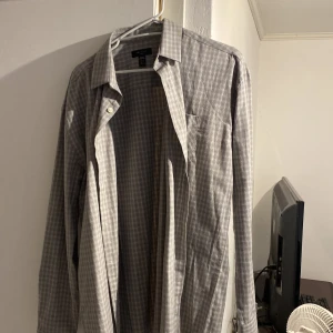 Skjorta - Grå skjorta köpt från ASOS fint skick använd 1 gång den är lite oversized 