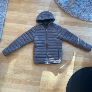 Save the duck dunjacka - Säljer den pga av att jag inte längre kan ha den. Väldigt fin brun färg och den är i storlek S. Väldigt bra kvalité använt den knappa 2 månader under höst/vintern (Pris kan diskuteras)