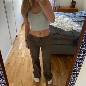 Bruna lågmidjade kostymbyxor - Bruna lågmidjade kostymbyxor köpa secondhand. Står ingen storlek men passar mig som är 167 och brukar ha 38. Toppenskick! Fraktar spårbart för 57kr💕💕