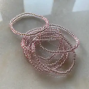 Pärlarmband av skimrande glaspärlor i en ljusrosa nyans. Perfekt att kombinera med andra smycken! Armbandet är ihopsatt med hållbar elastisk tråd och passar de flesta handleder.