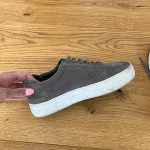 Axel arigato  - Gråa sneakers från Axel Arigato, storlek 39. Nypris 2000kr