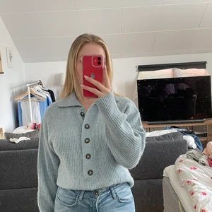 Stickad blå tröja - En stickad oversize blå tröja i stl S