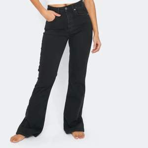 Svarta bootcut jeans från bikbok säljs för 130kr. Storlek S