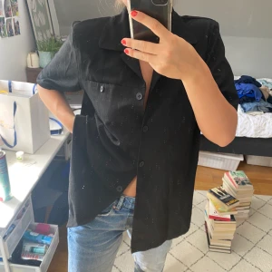 Oversized kortärmad skjorta - Svart oversized skjorta med kort ärm. 