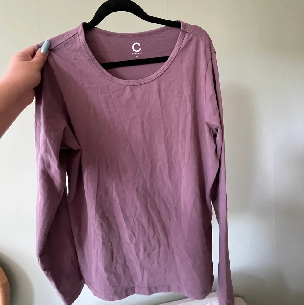 En lila långärmad tröja i skönt material från Cubus. Tröjor & Koftor.