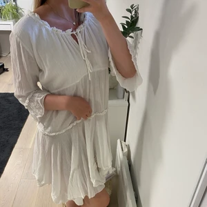 Söt strandklänning - Söt vintage standklänning jag fått från min mamma💕 Vet därav inte märke eller storlek men skulle säga att den passar allt mellan xs-m/l beroende på hur man vill att den ska sitta💕