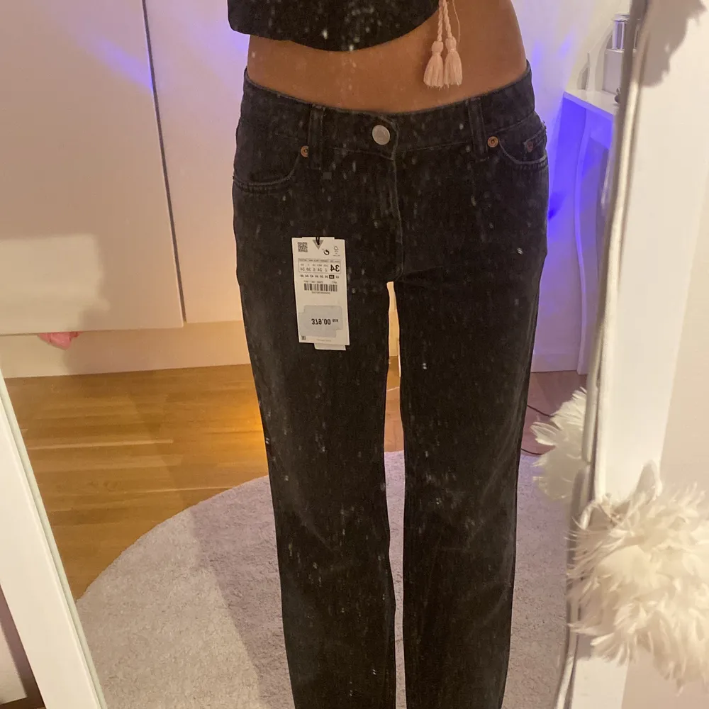 Jätte fina svarta lågmidjade jeans tidigare köpt från zara! Storlek 34 och i nyskick har aldrig användt utan bara testat, säljer pågrund av att de är för stora i midjan! <333 tidigare köpt för 379 kr men säljer för 250kr. Jeans & Byxor.