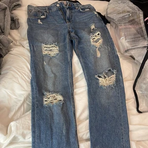Jeans - Säljer ett par lågmidjade jeans som är köpta second hand