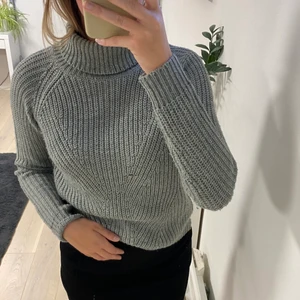 Grå stickad tröja - Supermysig grå stickad tröja i strl Xs/S från Jacqueline de yong💕 Fint skick!