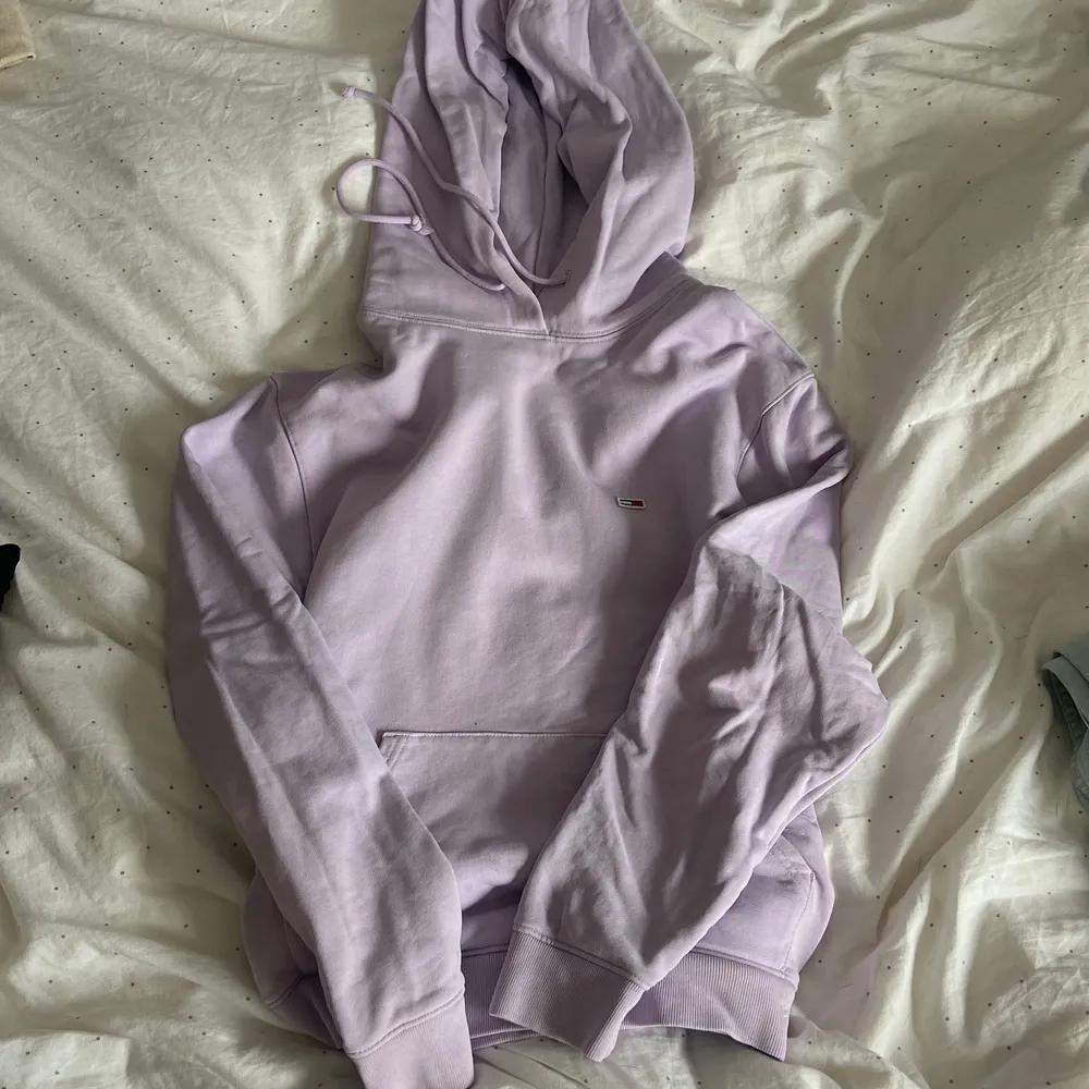 Pastell lila hoodie ifrån Tommy hillfiger. Finns en liten fläck på magen, men det är inget man tänker på. 150 kr + frakt. Priset kan diskuteras💕. Hoodies.