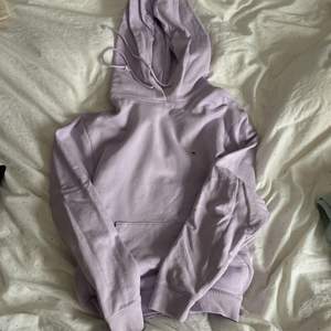 Pastell lila hoodie ifrån Tommy hillfiger. Finns en liten fläck på magen, men det är inget man tänker på. 150 kr + frakt. Priset kan diskuteras💕