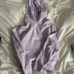 Hoodie  - Pastell lila hoodie ifrån Tommy hillfiger. Finns en liten fläck på magen, men det är inget man tänker på. 150 kr + frakt. Priset kan diskuteras💕