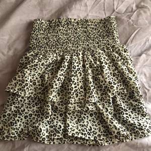 Säljer nu min trendiga volang kjol ifrån kaphal! Köptes förra sommaren och är endast använd ett fåtal gånger. Säljer då den inte riktigt kommer till nytta🤍