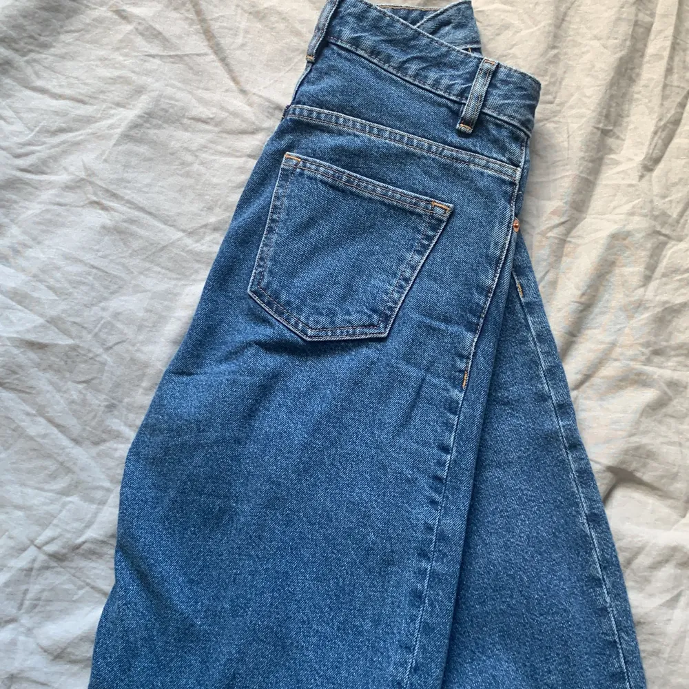 Säljer ett par blå jeans från H&M som är i bra skick. Dessa är köpte för cirka ett år sedan💞Jeansen är lite korta på mig som är cirka 170 lång. Storleken på plagget är 34. Jeans & Byxor.