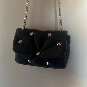 Zara väska  - Jättefin väska från zara med nitar som tyvärr inte kommer till användning. Slutsåld på hemsidan.