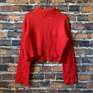 Oversized röd stickad polotröja - Jättefin stickad mysig tröja med polokrage. Köpt från H&M, i fint skick. För fler bilder eller mått kontakta mig 😊 Frakt sker via PostNord spårbart 51 kr 📦