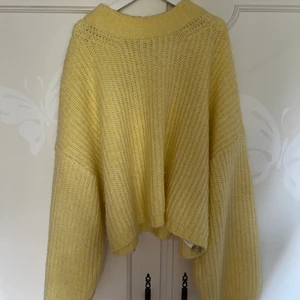 Stickad tröja - Gul stickad tröja ifrån Gina. Helt slutsåld, superfin gul färg. I storlek M