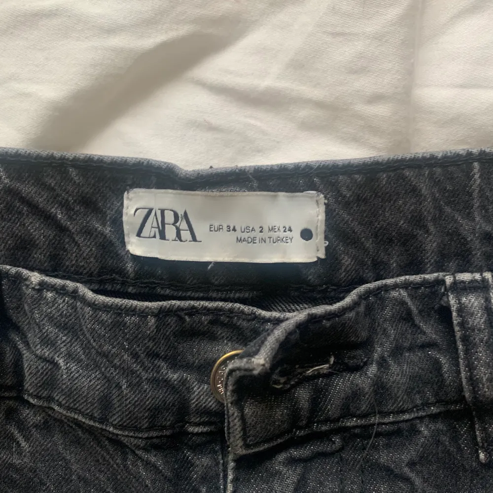 Säljer dessa snygga lågmidjade jeans från Zara som är för små. Använda ett fåtal gånger och är som nya.. Jeans & Byxor.