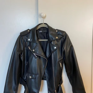 Skinnjacka Zara  - Skinnjacka från zara, använd fåtal gånger  så känns som ny