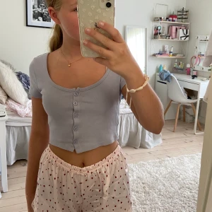 kofta/topp - fin topp i en ljuslila färg som är som en kofta, bara använd ett par få gånger!😇