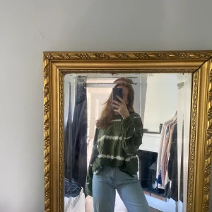 Oversized tröja i coolt tryck - Är väldigt oversized i modellen, så kan användas på många olika sätt.o