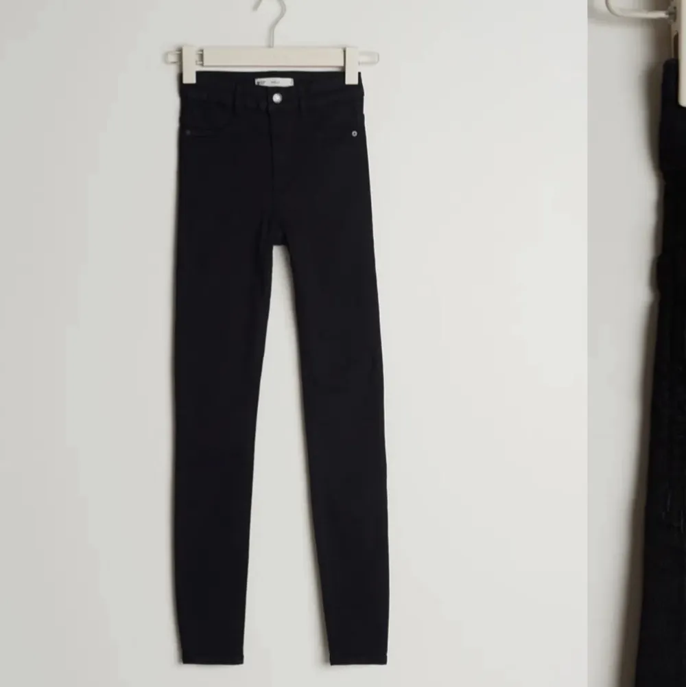 Ett par svarta tajta jeans från Gina tricot i storlek xs💗 Nypris 299kr. Jeans & Byxor.