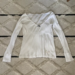 Odd Molly tröja - ❗️Bud på 170kr❗️Säljer denna superfina tröja från ”odd Molly” den är urringad med en svart rosett på. Säljer billigare pga svaga fläckar (se sista bilden), köparen står för frakt! Buda gärna