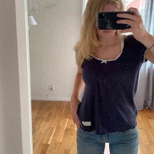 Odd Molly Topp - Jättesöt topp från Odd Molly! Använd fåtal gånger och i fint skick (fläckarna är på spegeln). 💞💞 Priset är 100kr inkl. frakt