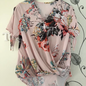 Ny blus från Shein - Strl S. Aldrig använd.