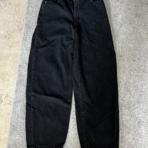Levis jeans  - Levis jeans som är använt ungefär 3 gånger, köpte dom för ungefär 2 månader sen, säljer för 800kr då jag köpte dom för 1,200 kr men kan bli billigare på hur snabb affär vi har,och nästan aldrig använt, storlek 24💕