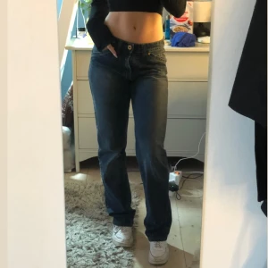 Lågmidjade jeans - Baggy lågmidjade jeans från replay (ser mörkare ut än va de är!!!). Står ingen storlek men jag har 25-27 i midjan vanligtvis. Midjemått: 78 cm och Innerbensmått: 83 cm. Jag är 176 cm