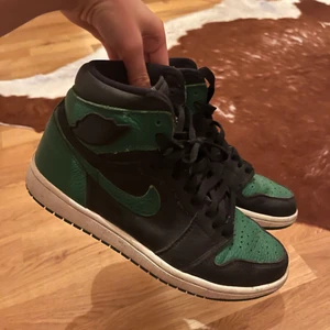 Air jordan 1 retro high  - Höga jordan 1s i färgen pine green. Inte speciellt använda eller slitna. Nypris: 2500. Storlek 40 men funkar på mig som har 39 vanligtvis. Har även kvar kartongen. 