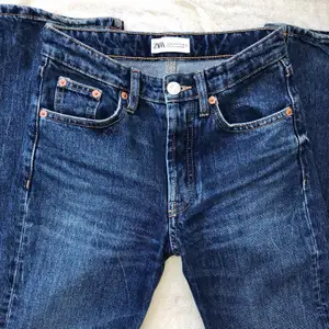 Jeans från Zara i en snygg mörkblå wash! Mid rise och raka i passformen där jeansen går över skorna. Storlek 32 men mindre i modellen. Säljer för 250kr! 💗