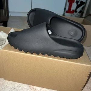 Yeezy slides - Har ett par slides i färgen ”onyx” säljs pga försmå, storlek 42 