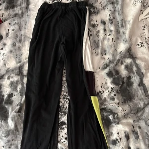Byxor - Ett par byxor från shein som inte längre används pga köpte fel strl. Töjbar i midjan och lite baggy material. Matchar enkelt med kläder och sköna byxor. Köparen står för frakten 