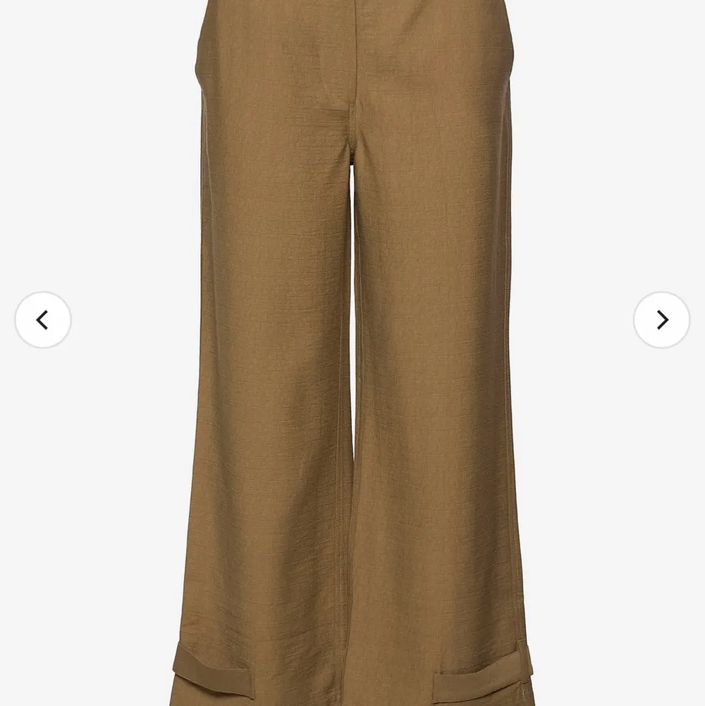 SÖKER! Om någon har dessa Second Female jasoine trousers att sälja skicka ett DM! 😀 Söker storlek S. . Jeans & Byxor.