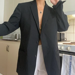 Kavaj oversized - Svart oversized kavaj, jag på bilden är storlek S/M