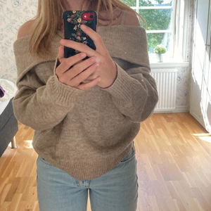 Stickad tröja  - Hejj! Säljer denna jättemysiga stickade tröja ifrån hm i storlek XS, passar även mig som är S. Tröjan passar bra med exempelvis ett par låga jeans. Kontakta för mer info 💞