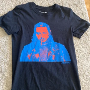 Svart Post malone tröja  - Svart post malone tröja med orange och blå tryck en s. Frakt ingår inte